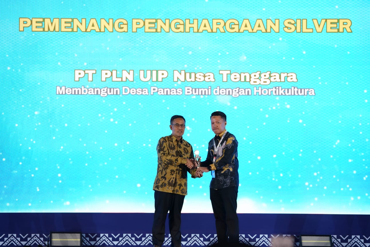 General Manager PLN UIP Nusra Rizki Aftarianto menerima penghargaan CSR & Pengembangan Desa Berkelanjutan dari Kementerian Desa di Jakarta.