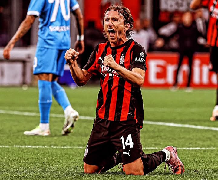 Pemain tengah AC Milan Luka Modric meluapkan kegembiraan usai timnya mengalahkan Napoli 2-1.