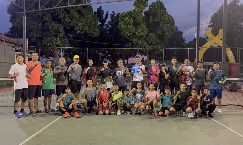 Para petenis lintas generasi di NTB siap berpkompetisi di Zenda Tennia Cup 2025.