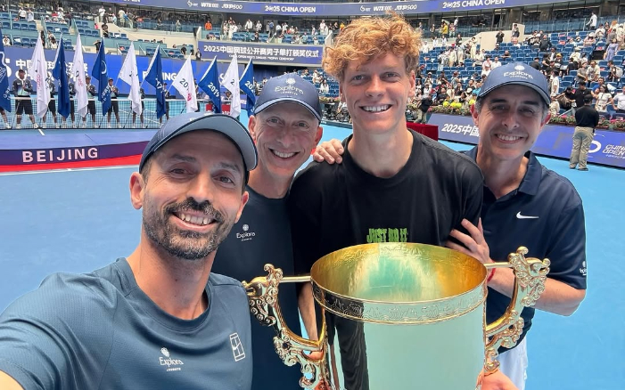 Jannik Sinner juara China Open 2025 usai kalahkan Learner Tien 6-2, 6-2. Ini jadi gelar ketiganya musim ini, setelah Australia Terbuka dan Wimbledon.