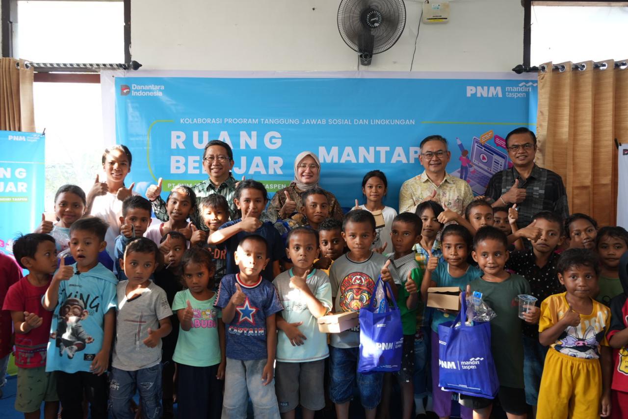 Kiri ke kanan : Direktur IT & Digital Bank Mandiri Taspen Widi Nugroho, Direktur Complience & Control Resi Lora, Kepala Cabang PNM Denpasar, Leonardus Yosi Tyas Himawan.