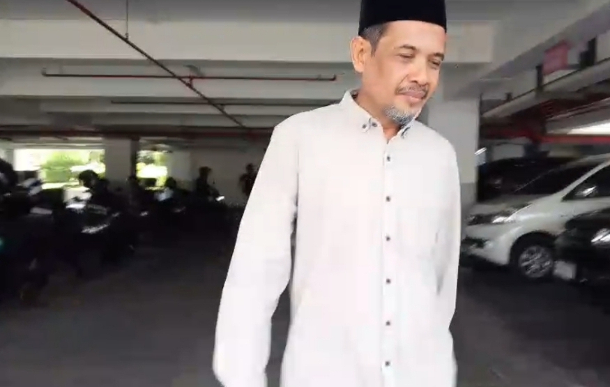 DIPERIKSA: Wakil Ketua II DPRD NTB Yek Agil berjalan menuju mobilnya usai diperiksa jaksa di Kantor Kejati NTB, Rabu (1/9).