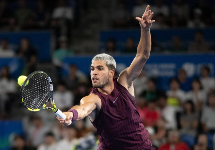 Carlos Alcaraz mundur dari Shanghai Masters 2025 karena cedera pergelangan kaki. Jannik Sinner kini jadi unggulan teratas turnamen.
