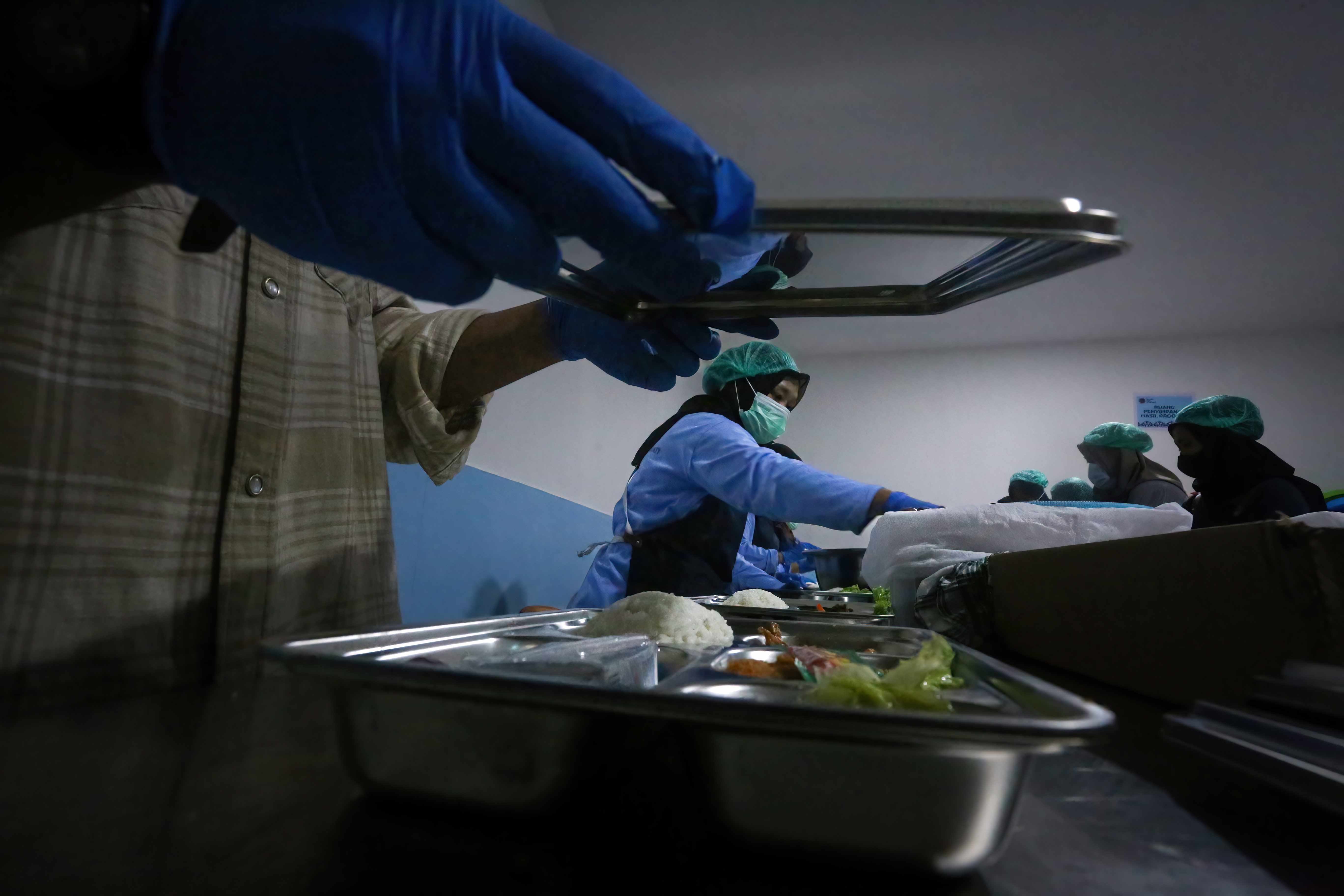 JAGA KEBERSIHAN: Para pekerja mengenakan kelengkapan APD, untuk menjaga kebersihan saat menyiapkan santapan MBG, di salah satu dapur SPPG yang sudah beroperasi di NTB, beberapa waktu lalu.