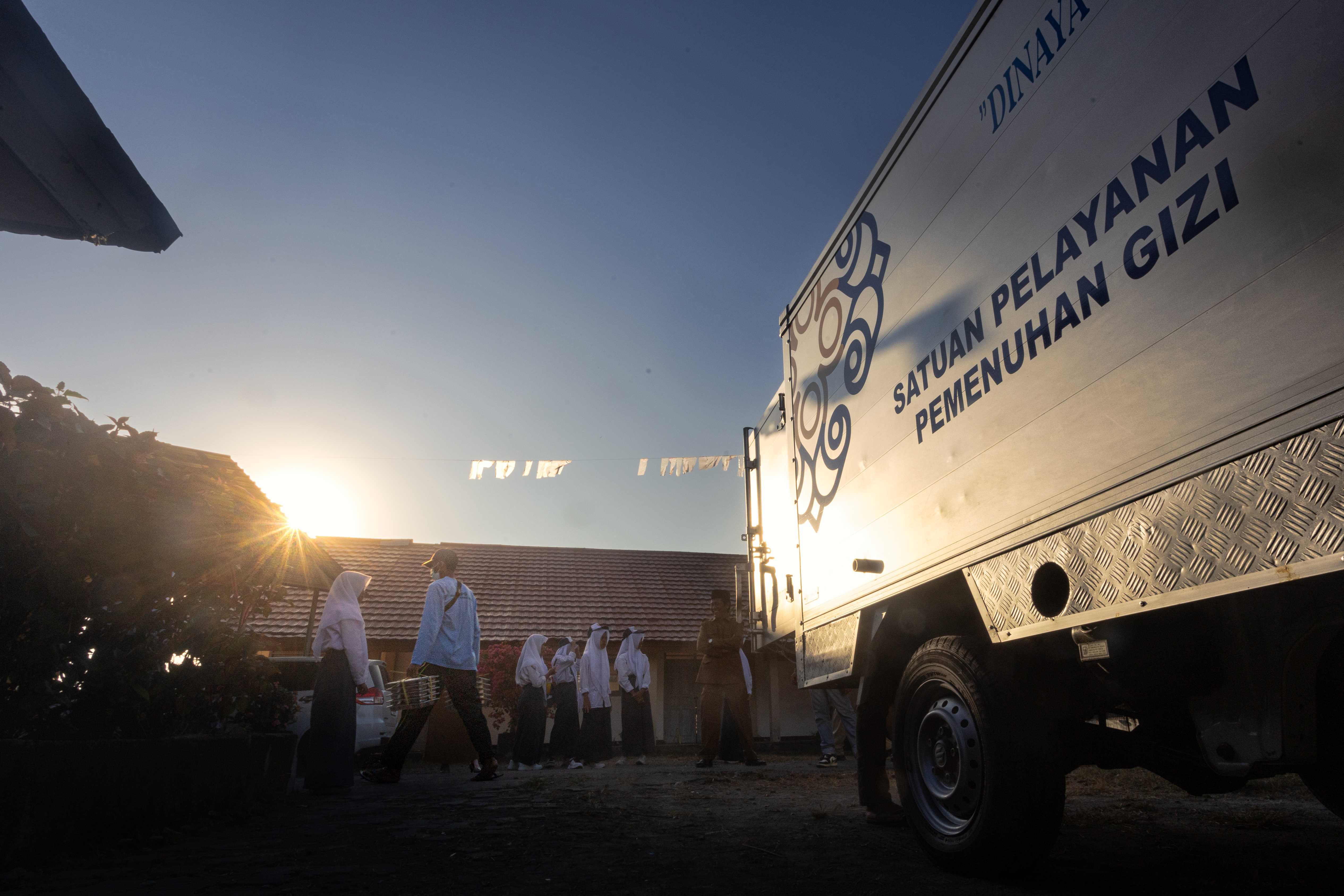 Proses distribusi sajian MBG, kepada salah satu sekolah di NTB, beberapa waktu lalu.