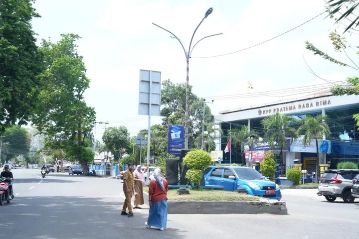 Tim Diskominfotik Kota Bima turun survei titik pemasangan kamera CCTV di sejumlah lokasi, Selasa (30/9).