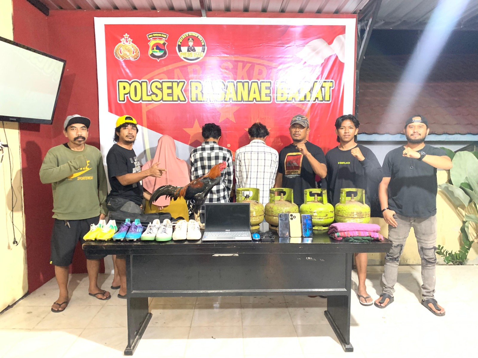 Pencuri dan penadah diamankan bersama barang bukti di Polsek Rasanae Barat, Selasa (30/9).