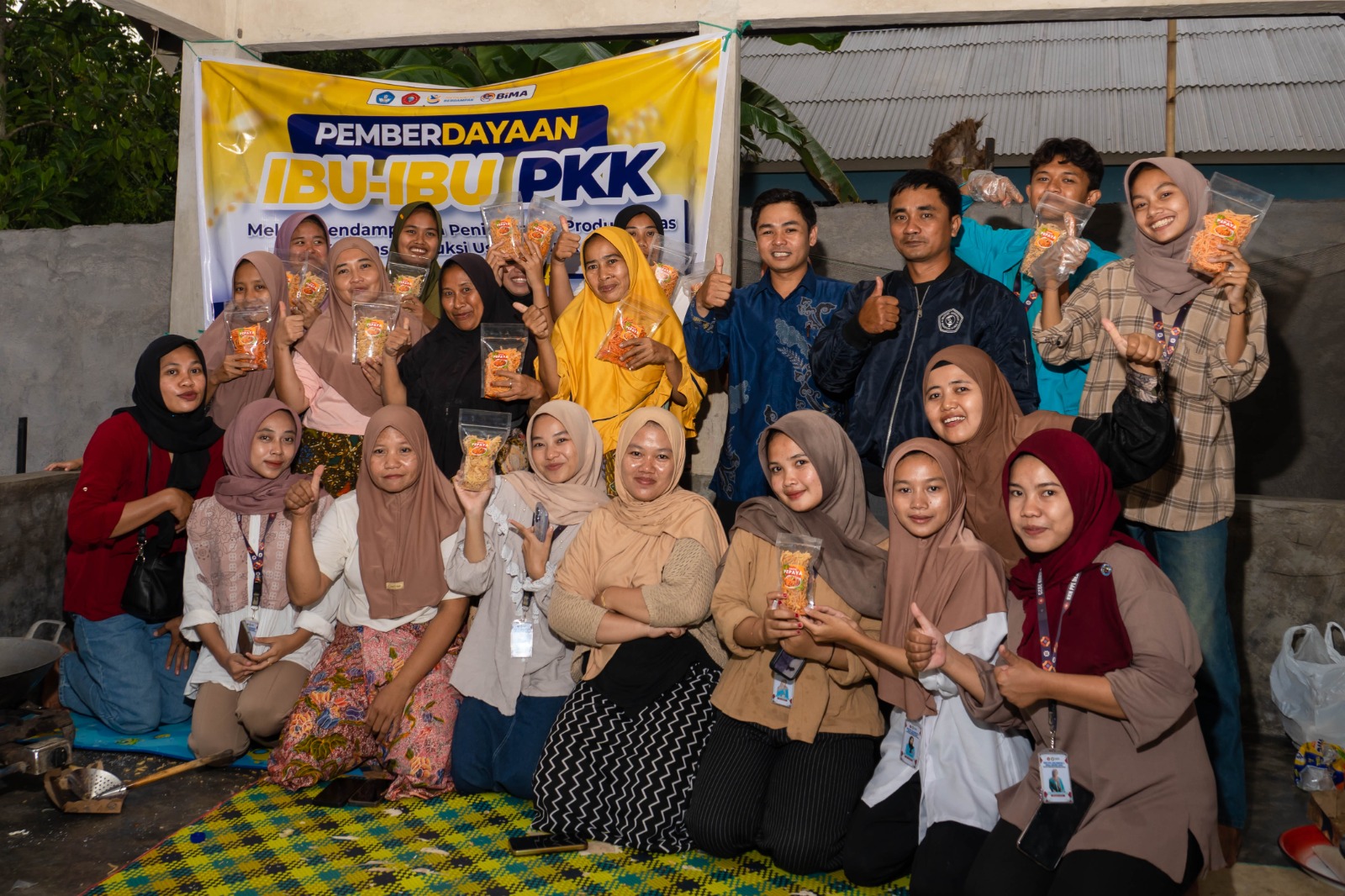 BERNILAI EKONOM: Pemateri dan para peserta setelah mengikuti pelatihan peningkatan produktivitas dan kualitas produksi usaha kripik pepaya