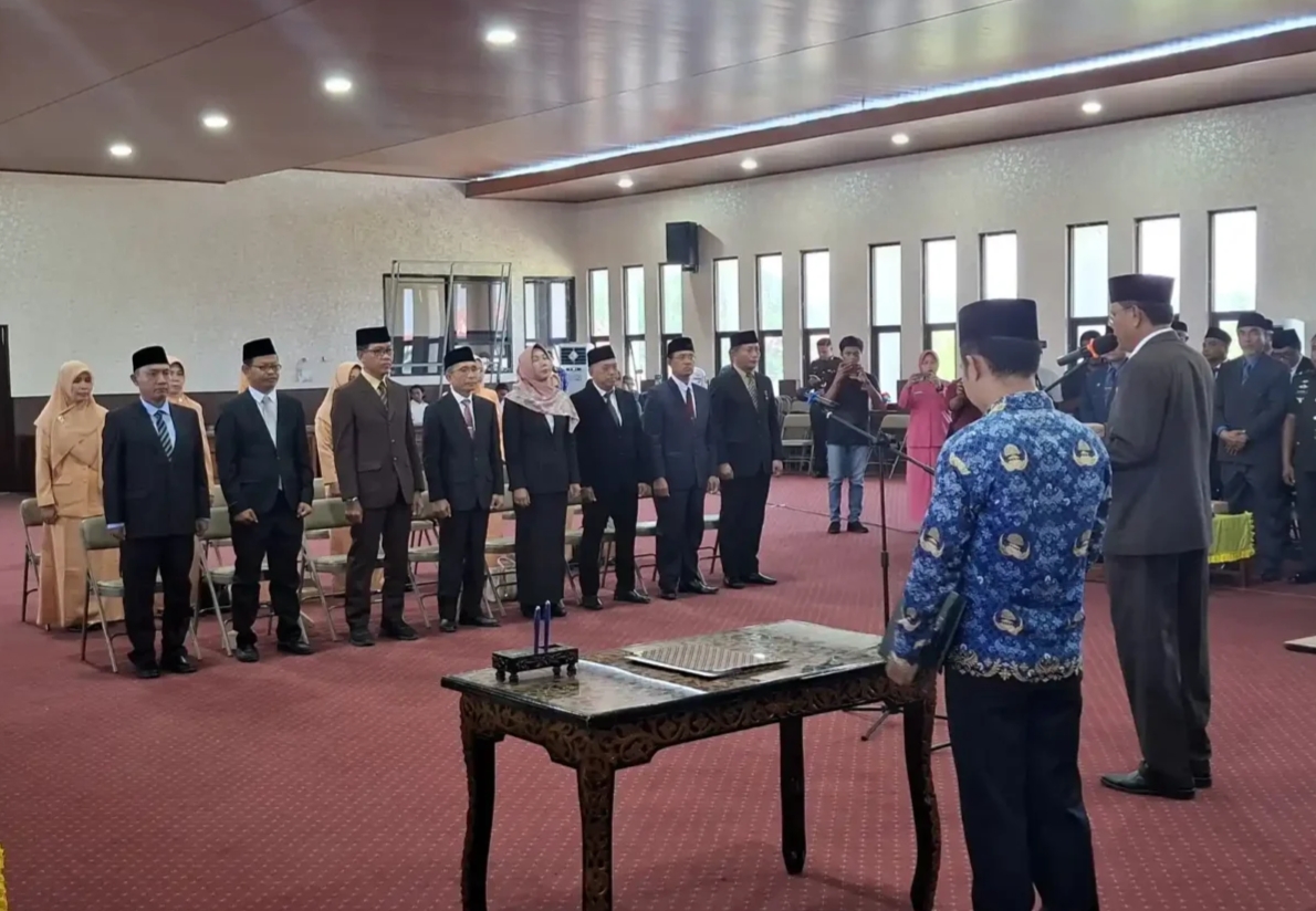 Bupati Sumbawa Syarafuddin Jarot melantik delapan pejabat pimpinan tinggi pratama di aula H Madilaoe ADT kantor bupati setempat, Rabu (1/10).