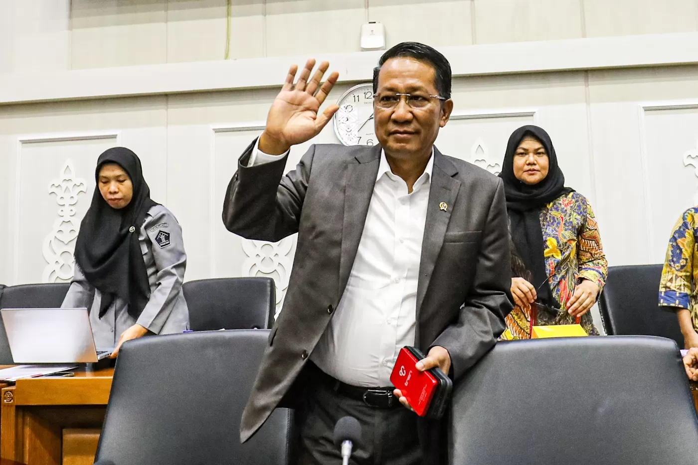 Menteri Hukum Supratman Andi Agtas (tengah) bersiap mengikuti rapat kerja dengan Badan Legislasi (Baleg) DPR di Kompleks Parlemen, Senayan, Jakarta, Selasa (9/9/2025). (FOTO: JAWAPOS.COM)