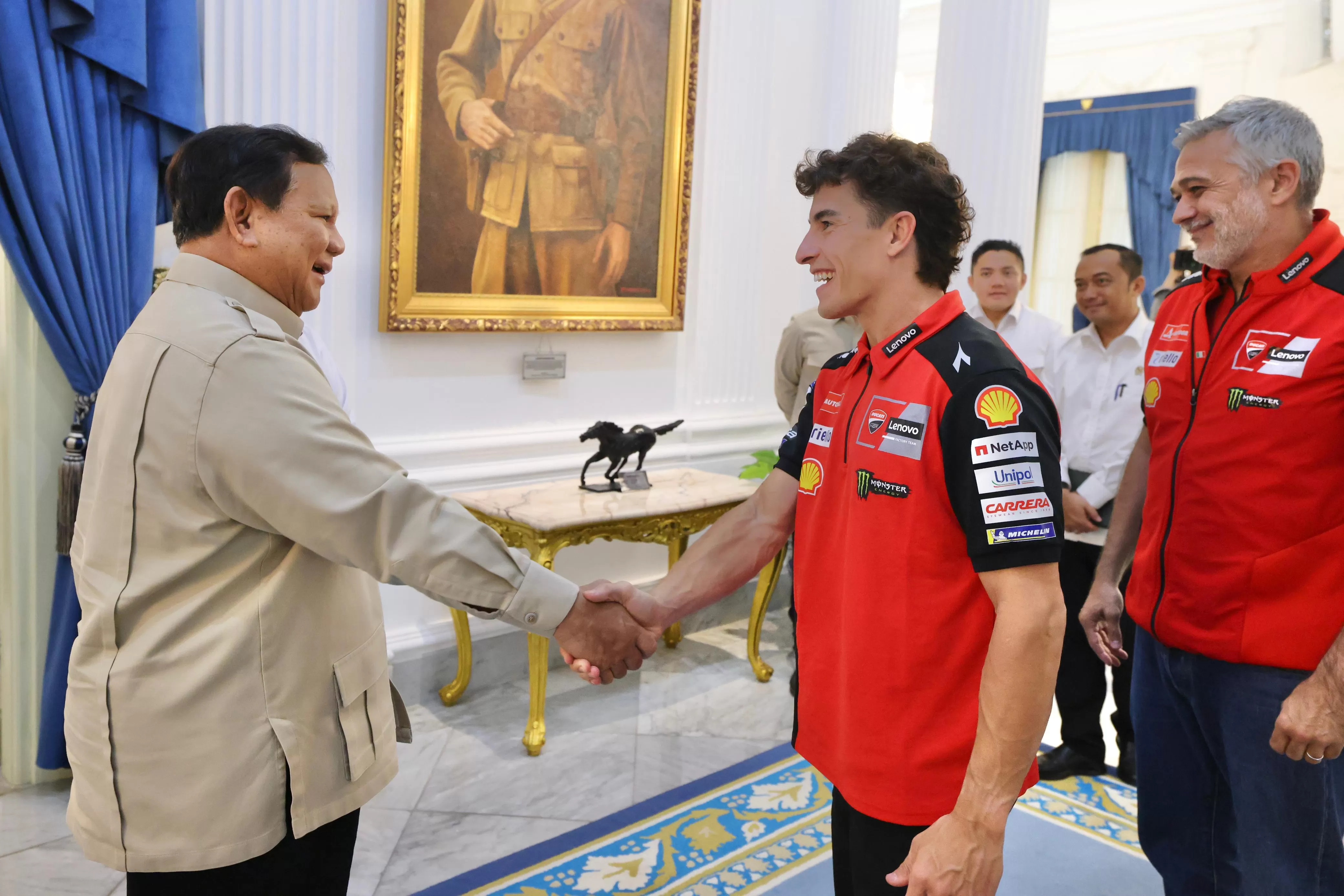Presiden Prabowo Subianto bertemu juara dunia MotoGP 2025 Marc Marquez di Istana Negara. (FOTO: JAWAPOS.COM)