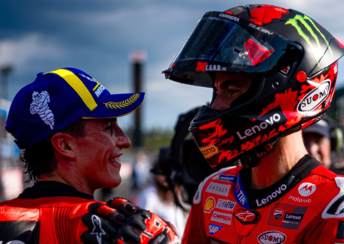 MotoGP Mandalika 2025 jadi panggung duel Marc Marquez vs Bagnaia. Siapa penguasa Indonesia? Saksikan balapan Minggu 5 Oktober.