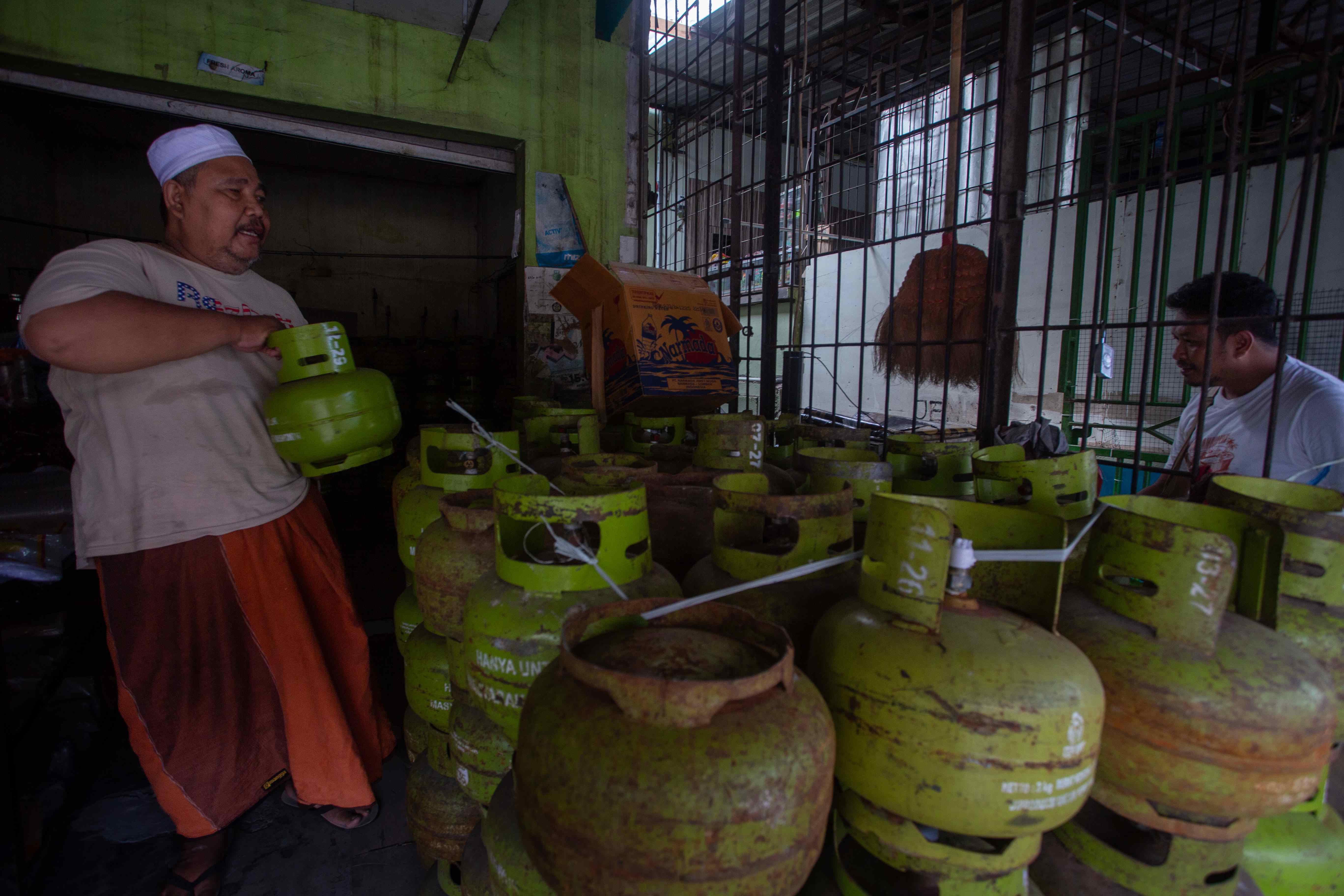 HARUS TEPAT SASARAN: Seorang penjual gas elpiji 3 kg sedang mengatur tabung, beberapa waktu lalu.