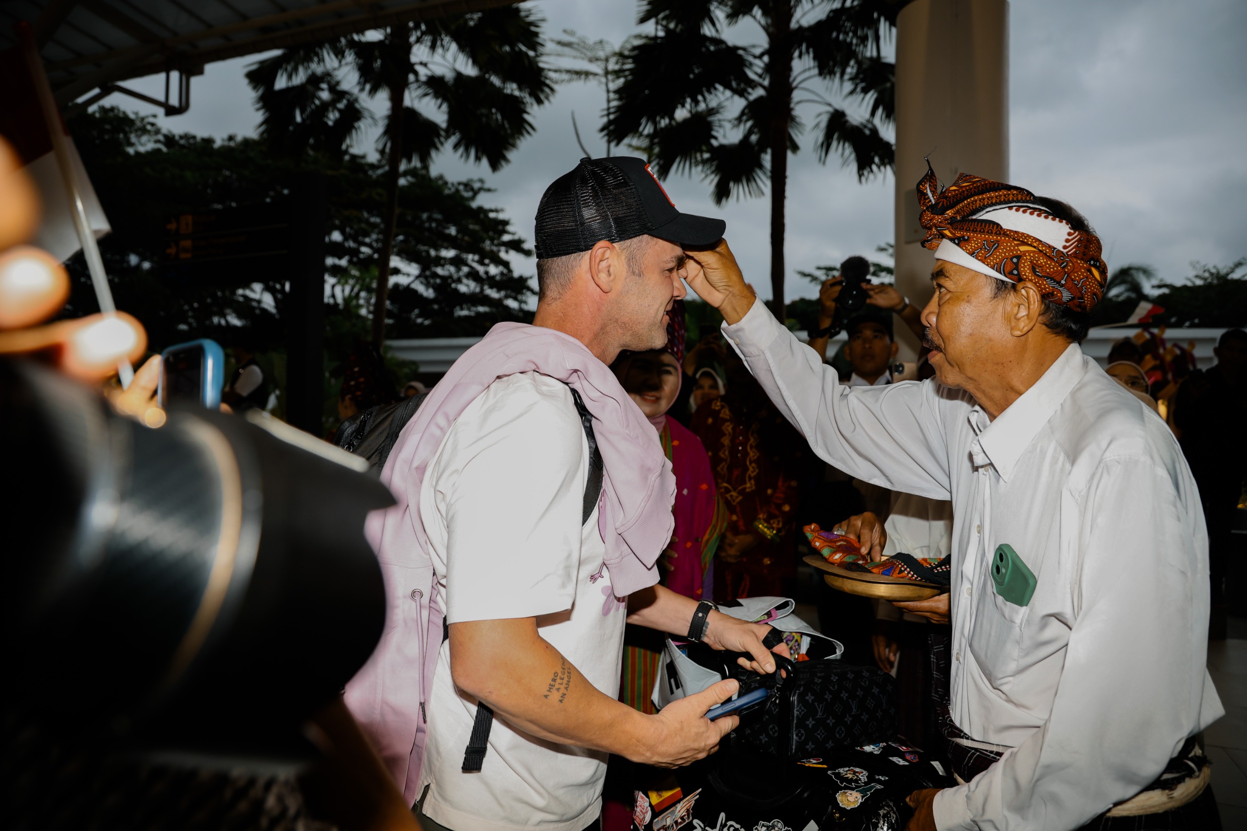 RITUAL ADAT: Pemangku adat Bayan memberikan ritual adat Sembek kepada para pembalap dan kru MotoGP saat tiba di BIZAM, Lombok Tengah, Senin (29/9) lalu.