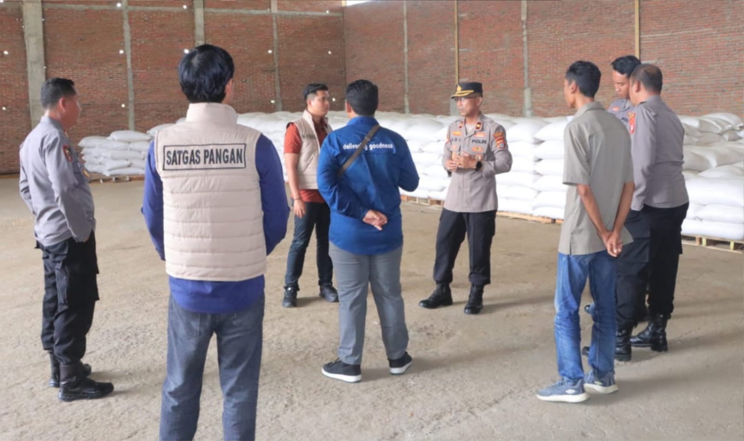 Wakapolres Sumbawa Barat Kompol I Nyoman Adi Kurniawan mengecek gudang Bulog setempat, beberapa hari lalu.