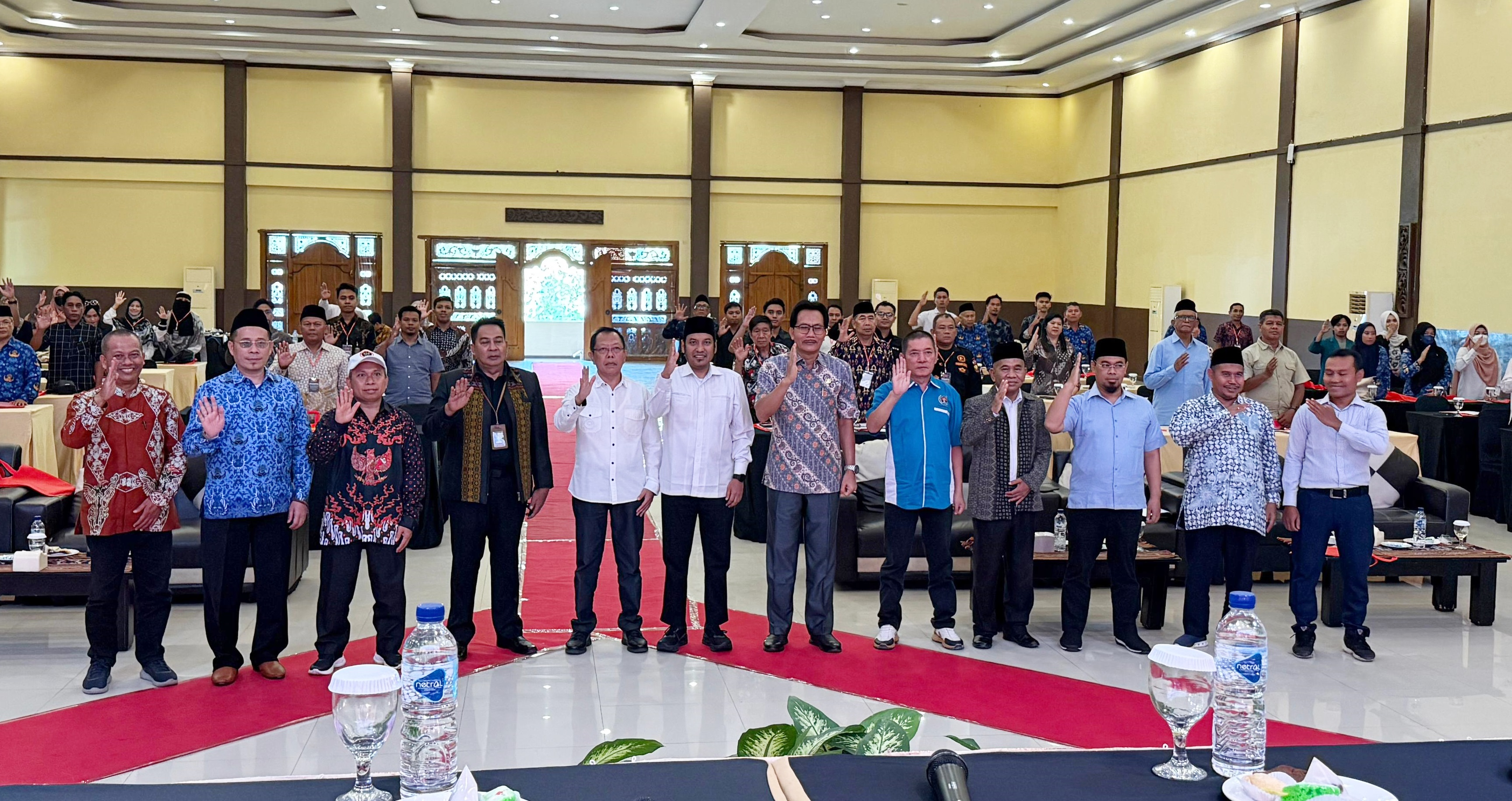TANGKAL RADIKALISME: Pihak BNPT, Bakesbangpoldagri NTB dan peserta diskusi berfoto bersama, di acara Rembuk Merah Putih bertajuk Mewujudkan Pemuda Cerdas, Kritis, dan Cinta Tanah Air, Rabu (1/10).