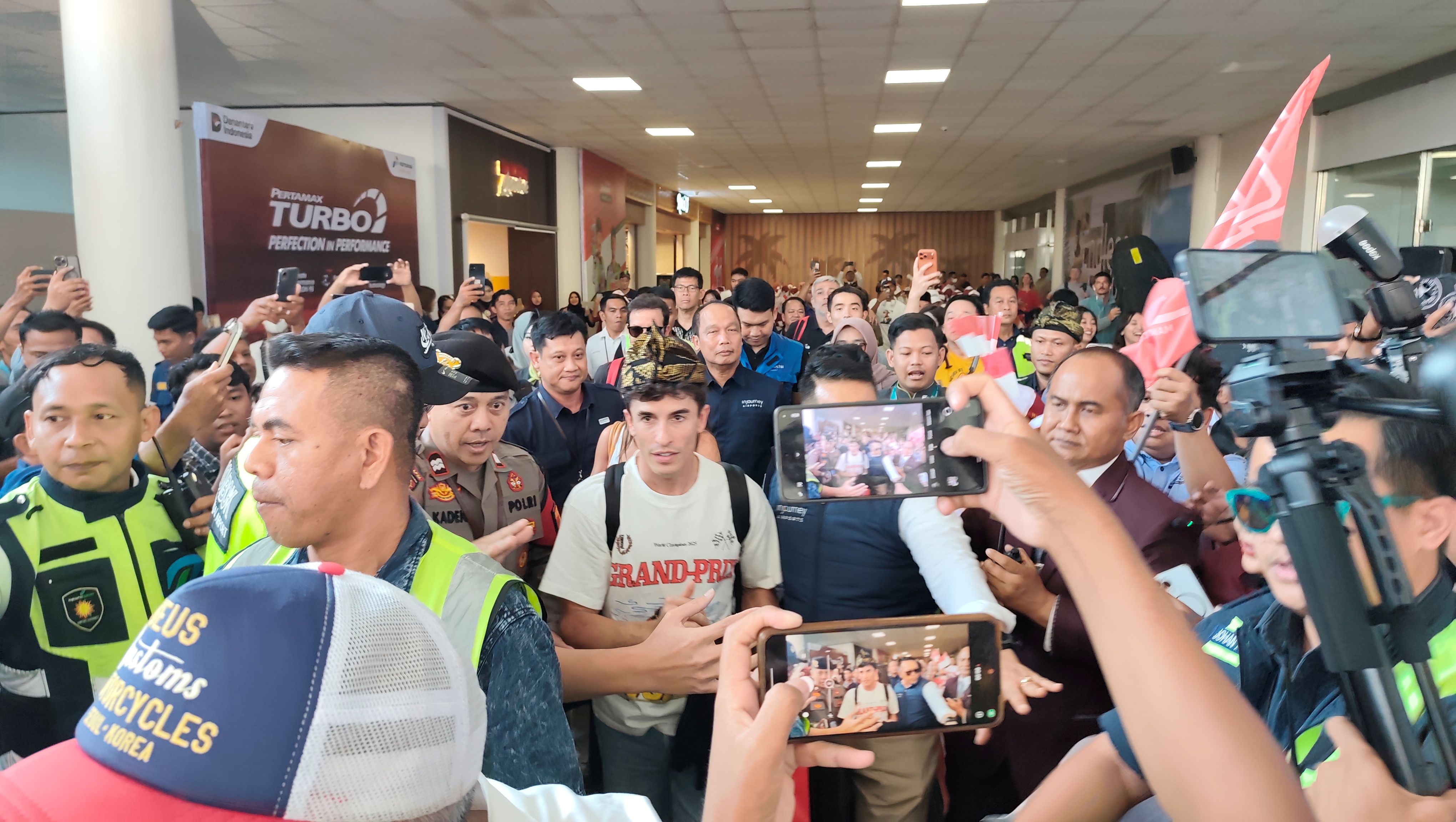 DISERBU PENGGEMAR: Juara dunia MotoGP 2025 Marc Marquez saat tiba di BIZAM, Rabu (1/10).