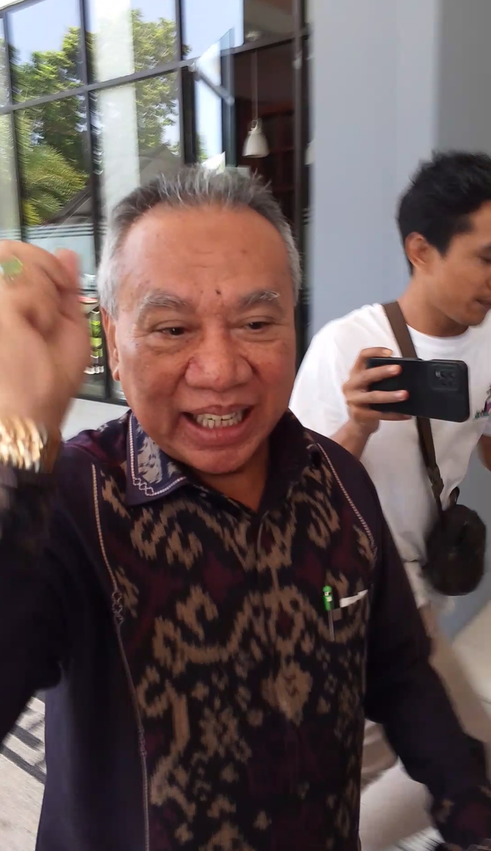 DIPERIKSA: Wakil Ketua III DPRD NTB H Muzihir keluar dari Kantor Kejati NTB usai diperiksa jaksa terkait Uang Siluman, Kamis (2/9).
