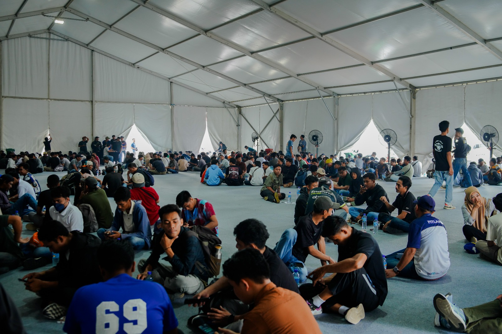 MURAH MERIAH: Ribuan relawan saat mengikuti pelatihan jelang MotoGP Mandalika 2025 di Sirkuit Internasional Mandalika, Rabu (1/10).