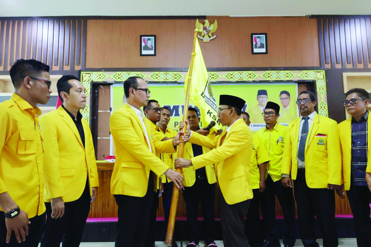 Ketua DPD Golkar NTB H Mohan Roliskana menyerahkan pataka Golkar kepada Ketua DPD II Partai Golkar Kabupaten Sumbawa Barat HM Tamzil (1/10).