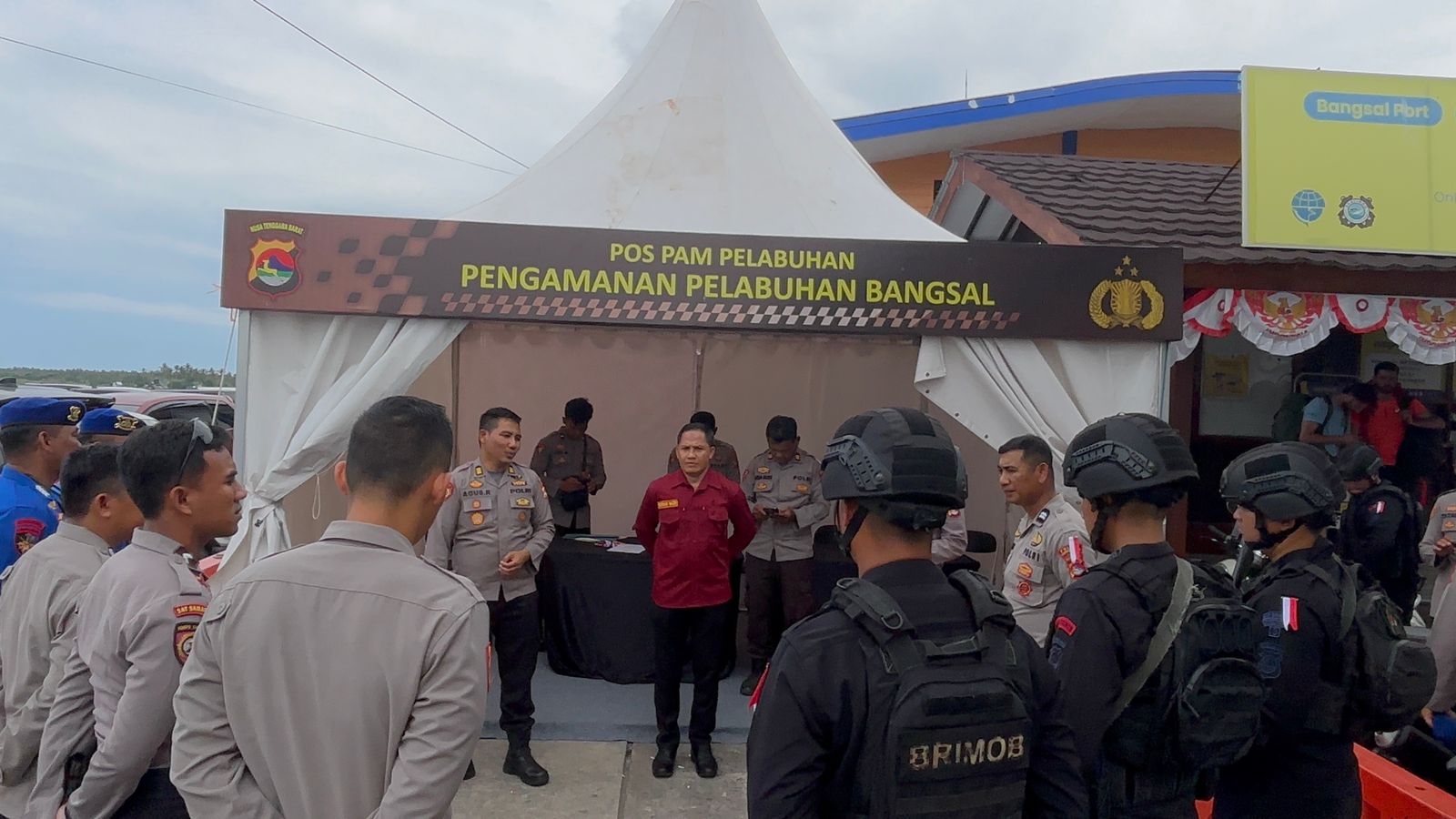 DUKUNG MOTOGP: Personel Polres KLU yang diterjunkan untuk pengamanan MotoGP mendapatkan pendampingan psikologi di Pelabuhan Bangsal