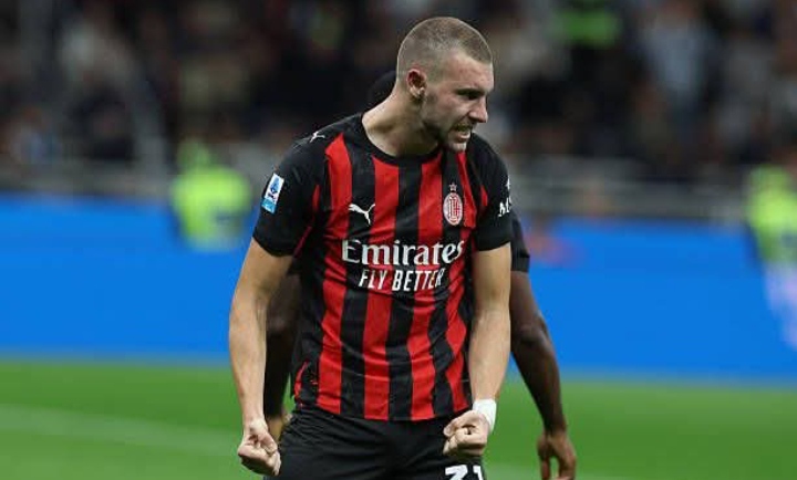 Strahinja Pavlovic, bek AC Milan yang didorong peningkatan kemampuan olah bolanya untuk membantu lini serang AC Milan.