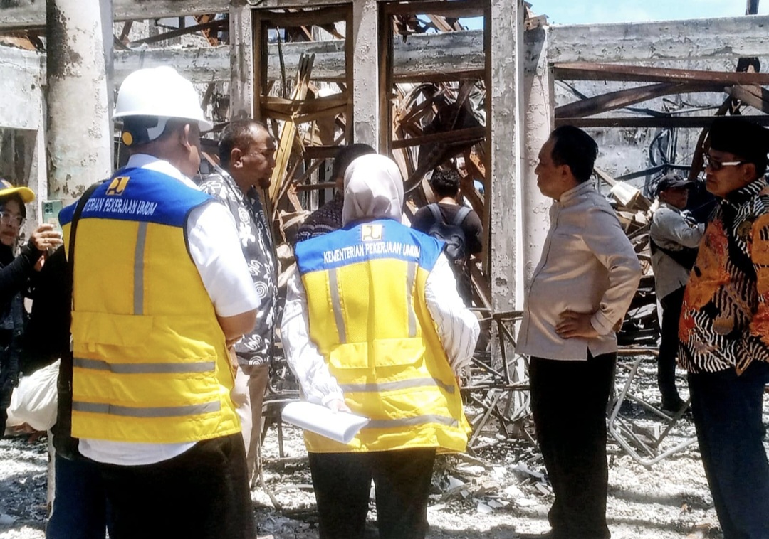 Anggota Komisi V DPR RI Mori Hanafi didampingi Kementerian Pekerjaan Umum (PU) Direktorat Jendral Cipta Karya memeriksa kondisi kantor DPRD NTB pada pertengahan September lalu.