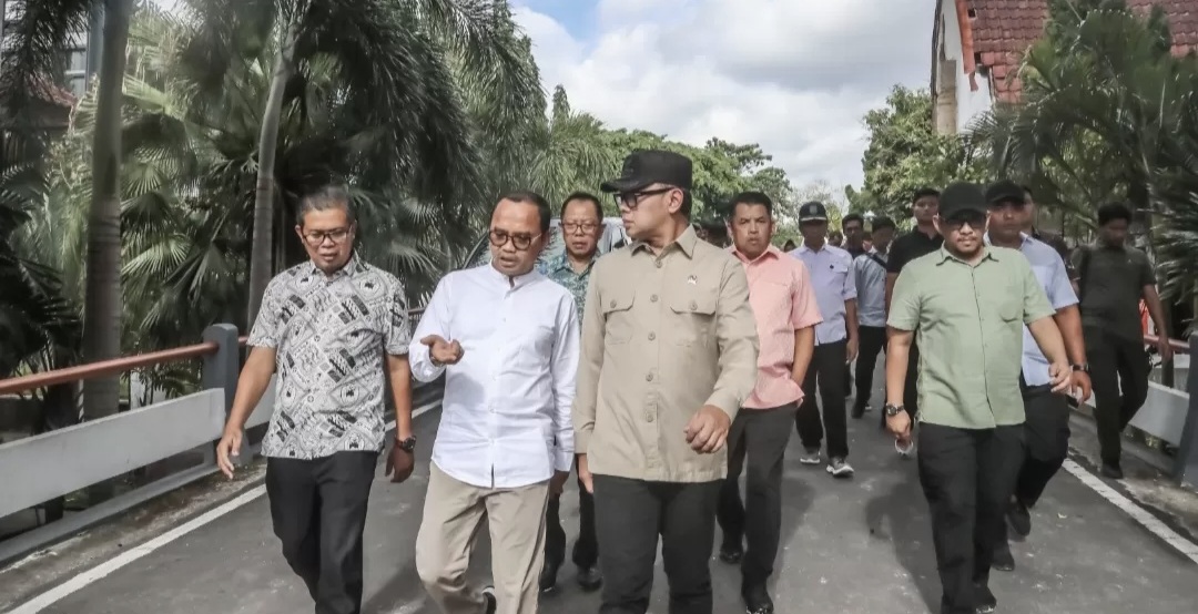 Wakil Menteri Dalam Negeri (Wamendagri) Bima Arya Sugiarto didampingi Wakil Ketua DPRD NTB Lalu Wirajaya turun meninjau kondisi kantor DPRD NTB, Sabtu (13/9).