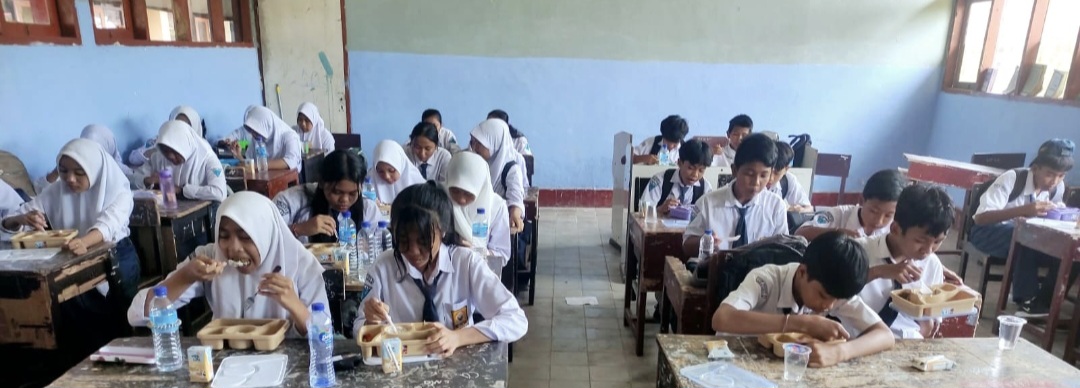 Para siswa SMPN 1 Gerung, Lombok Barat, sedang menyantap menu Makan Bergizi Gratis (MBG) beberapa waktu lalu. DPRD NTB ingatkan soal kebersihan dan higienitas menu makanan untuk mencegah keracunan.