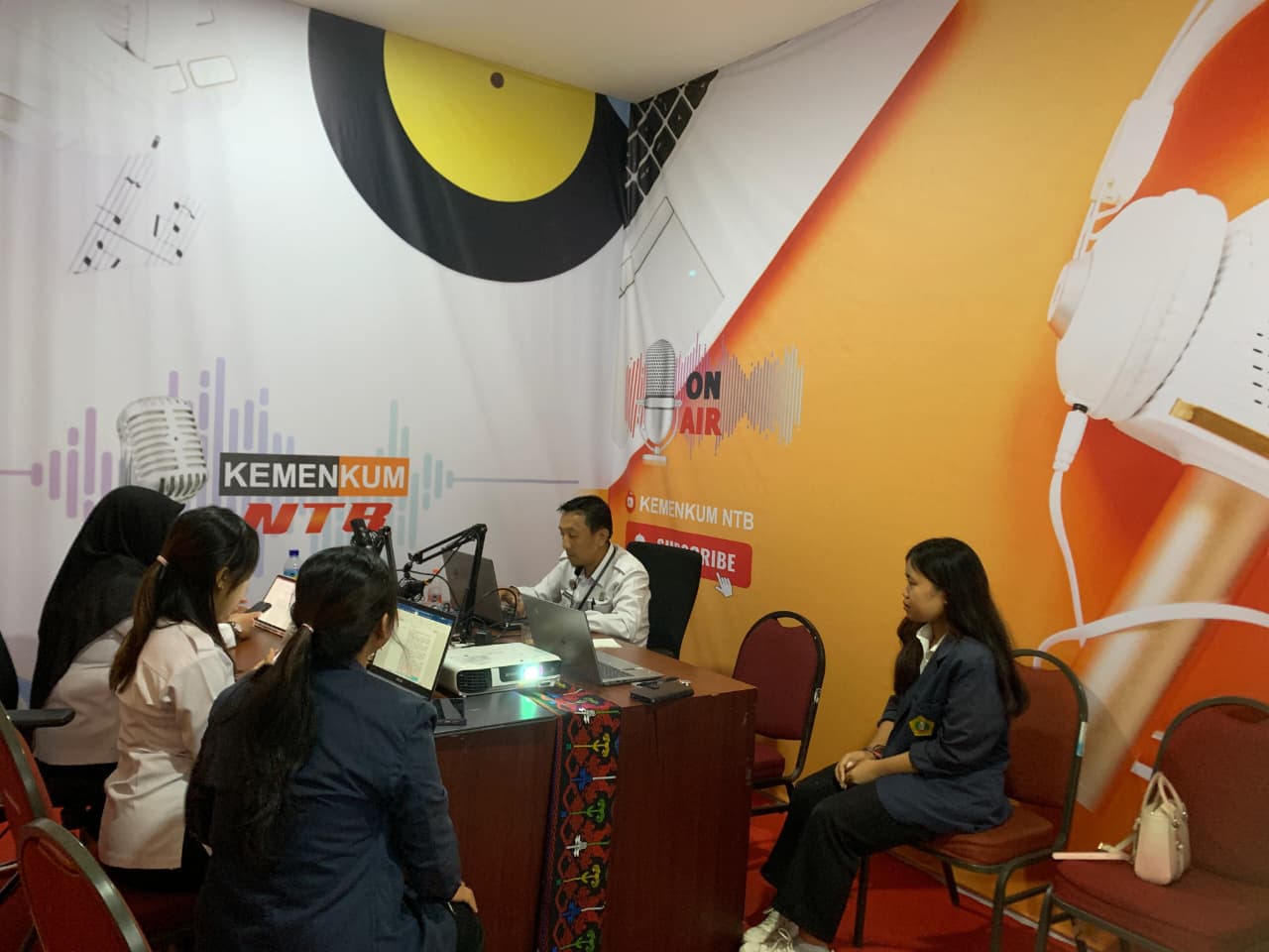 Perancang Peraturan Perundang-undangan Kantor Wilayah Kementerian Hukum Nusa Tenggara Barat (Kanwil Kemenkum NTB) melaksanakan rapat praharmonisasi membahas dua rancangan regulasi, Rabu (1/10).