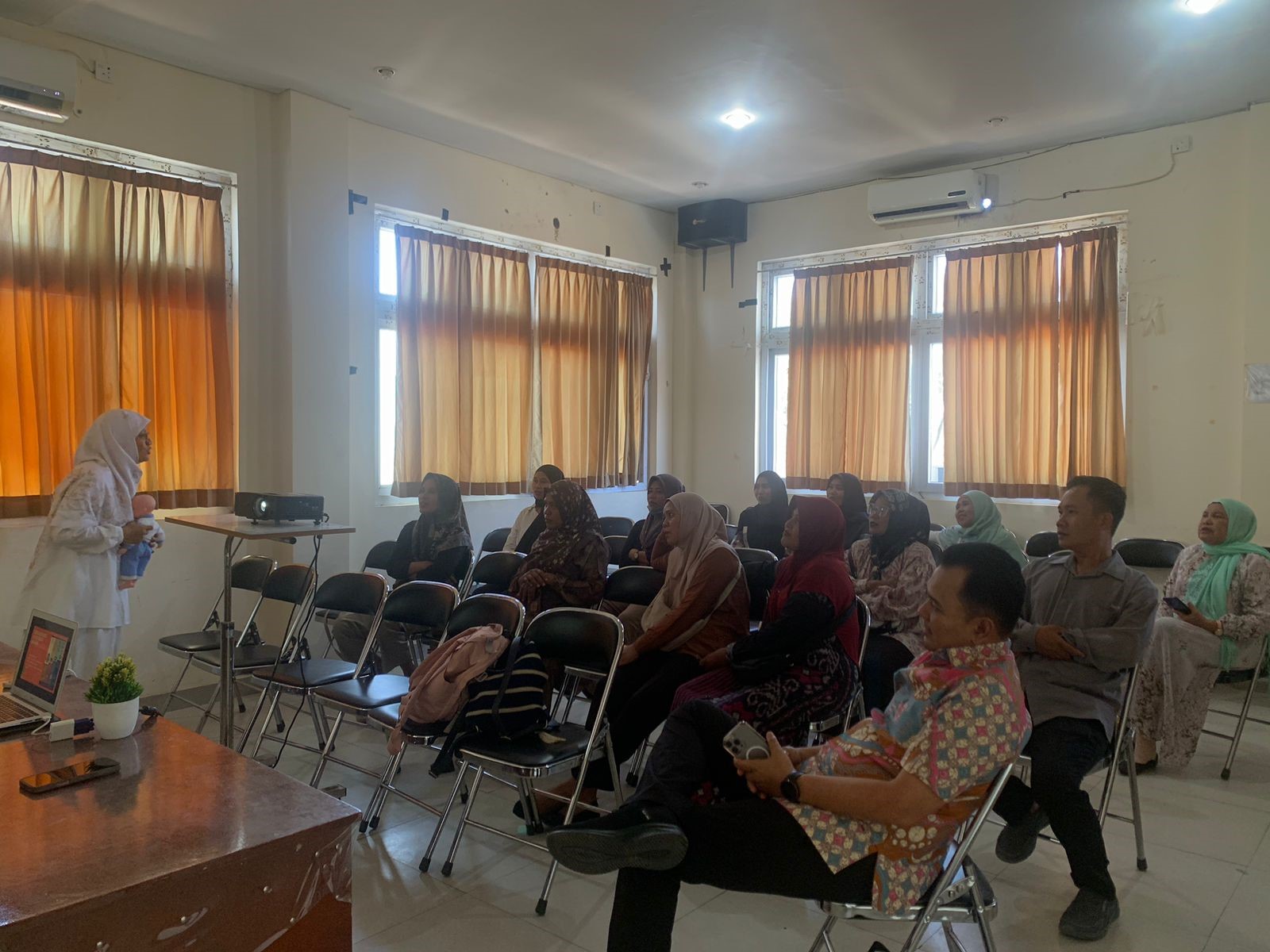 Kader kesehatan mendapatkan review materi status nutrisi serta edukasi melalui program Rempah Lombok