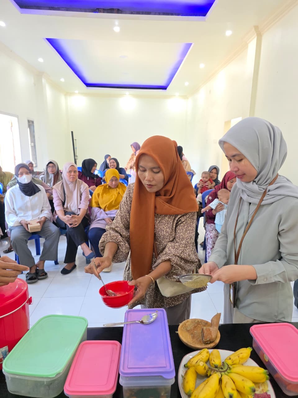 Fakultas Ilmu Keperawatan (FIK) Universitas Indonesia (UI) melaksanakan program pengabdian masyarakat di Kecamatan Jerowaru dengan kegiatan pendampingan kader dan praktik pembuatan MPASI Sehat.