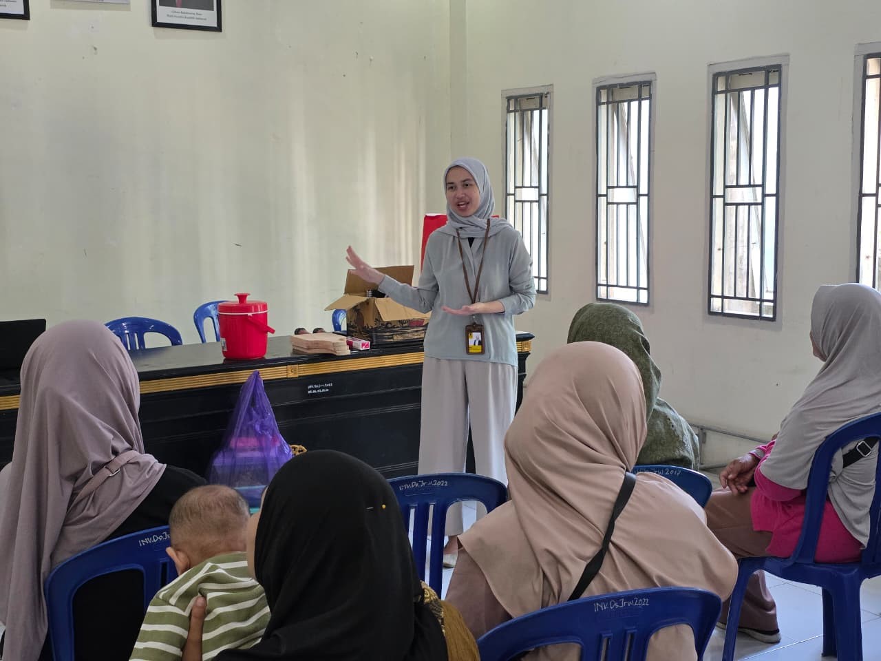 Pendampingan dari pakar keperawatan FIK UI ke para ibu di Kecamatan Jerowaru menekankan pentingnya keterlibatan keluarga dalam proses pemberian gizi seimbang kepada anak.