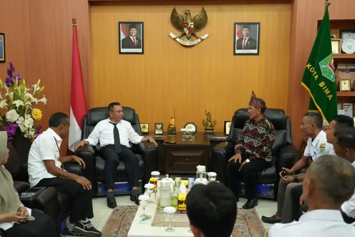 Wali Kota Bima HA Rahman H Abidin menerima audiensi Pengurus koperasi serta perwakilan pemerintah kelurahan Santi, Rabu (1/10).