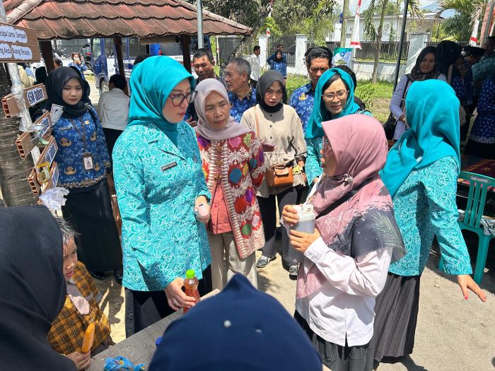 KELOLA SAMPAH: Ketua TP PKK NTB Sinta M Iqbal saat sosialisasi pengelolaan sampah di Kantor Desa Bonder, Lombok Tengah, Rabu (1/10).