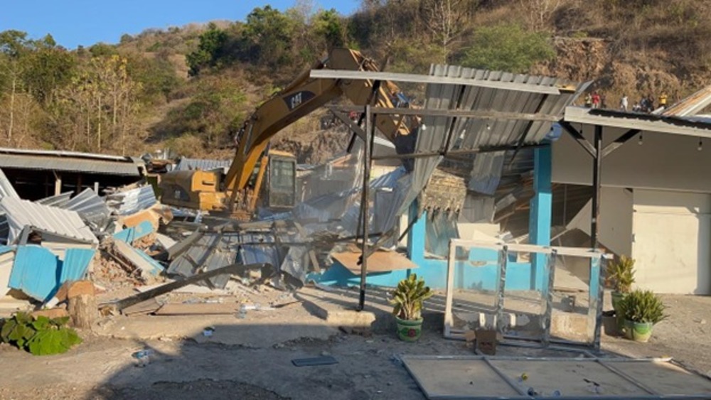 PN Raba Bima mengeksekusi lahan sengketa di di So Paji, Desa Parangina, Kecamatan Sape, Kabupaten Bima, Senin (1/10). Dapur MBG yang berdiri di atas lahan ikut dirobohkan. (Dok Dandapala Digital)