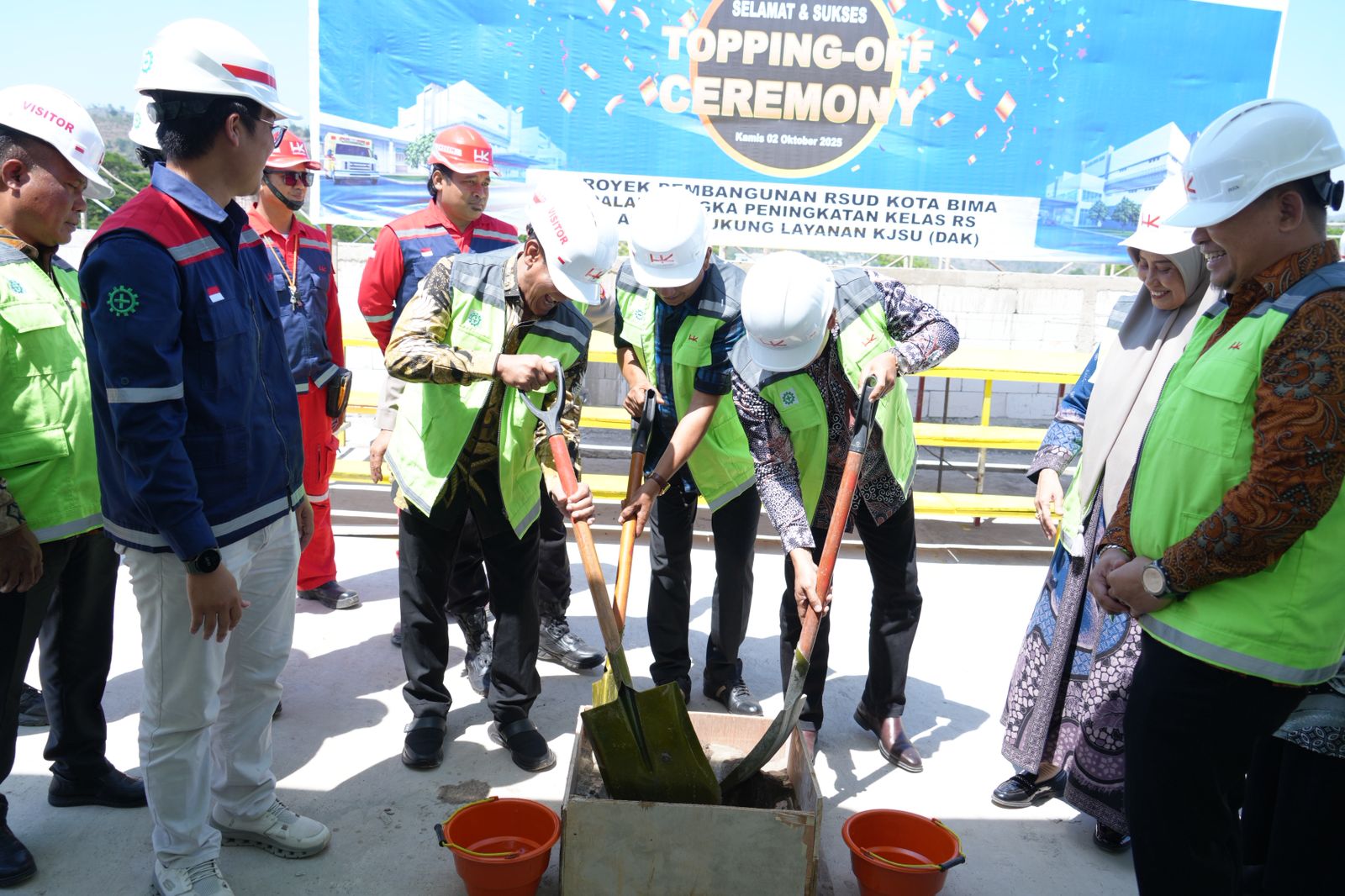 Wali Kota Bima HA Rahman H Abidin bersama Wakil Wali Kota Bima Feri Sofyan menghadiri topping off ceremony pembangunan kontruksi utama RSUD Kota Bima di lokasi proyek di Rabadompu, Kamis (2/10)