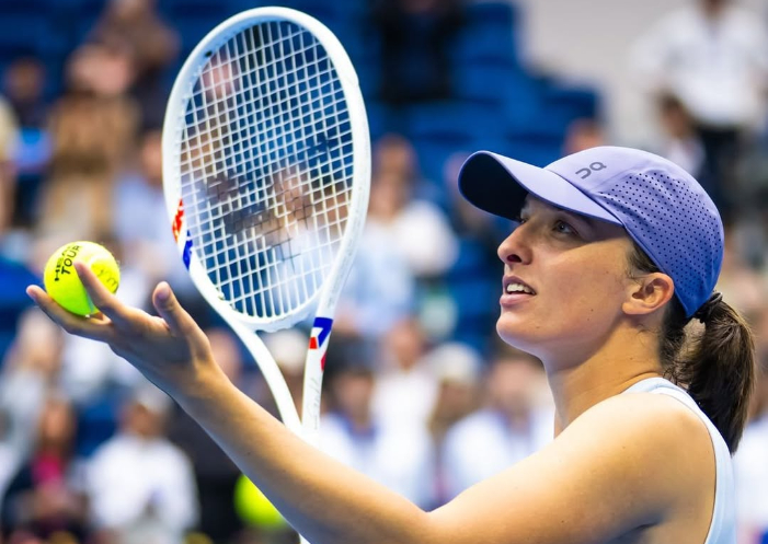Emma Navarro taklukkan Iga Swiatek di China Open 2025. AS catat sejarah dengan 4 wakil di perempat final, termasuk Gauff dan Pegula.