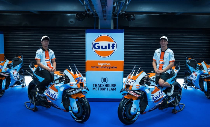 Trackhouse MotoGP tampil dengan livery Gulf di Mandalika 2025. Raul Fernandez siap balapan, Ai Ogura absen karena cedera.