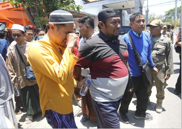 TANGIS KEHILANGAN: Imron (kiri), orang tua Mochamad Haikal Ridwan, santri Ponpes Al-Khoziny yang menjadi korban musala ambruk, setelah pertemuan bersama dengan BNPB dan Basarnas
