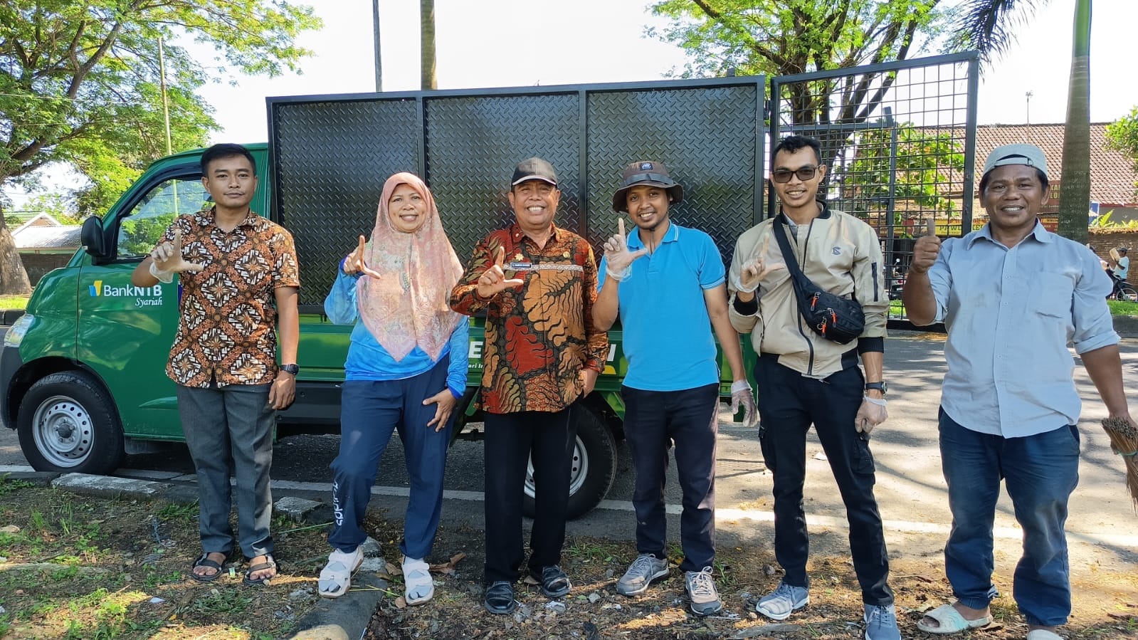 PLT Kadis LHK NTB H. Ahmadi didampingi Sekdis Samsyiah Samad saat kegiatan celan up jalur baypass, Kamis (2/10).