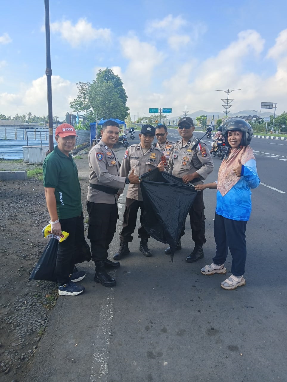 Sekdis LHK NTB Samsyiah Samad bersama aparat kepolisian saat kegiatan celan up jalur baypass, Kamis (2/10).