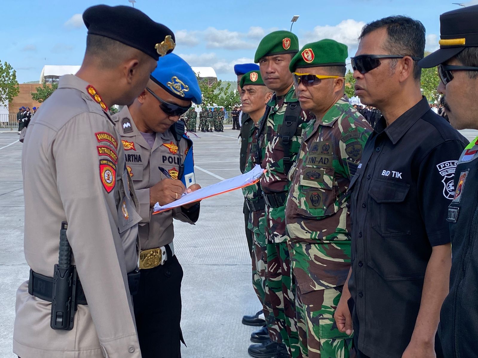 CEK PASUKAN: Kepala Operasi Mandalika Rinjani 2025 Kombes Pol I Wayan Winiaya mengecek personel gabungan dalam apel gelar pasukan di depan posko operasi, Kamis (2/10).