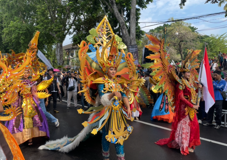 MEGAH: Para penari Saksak Dance saat perform di acara Parade MotoGP 2025, Rabu (1/10).