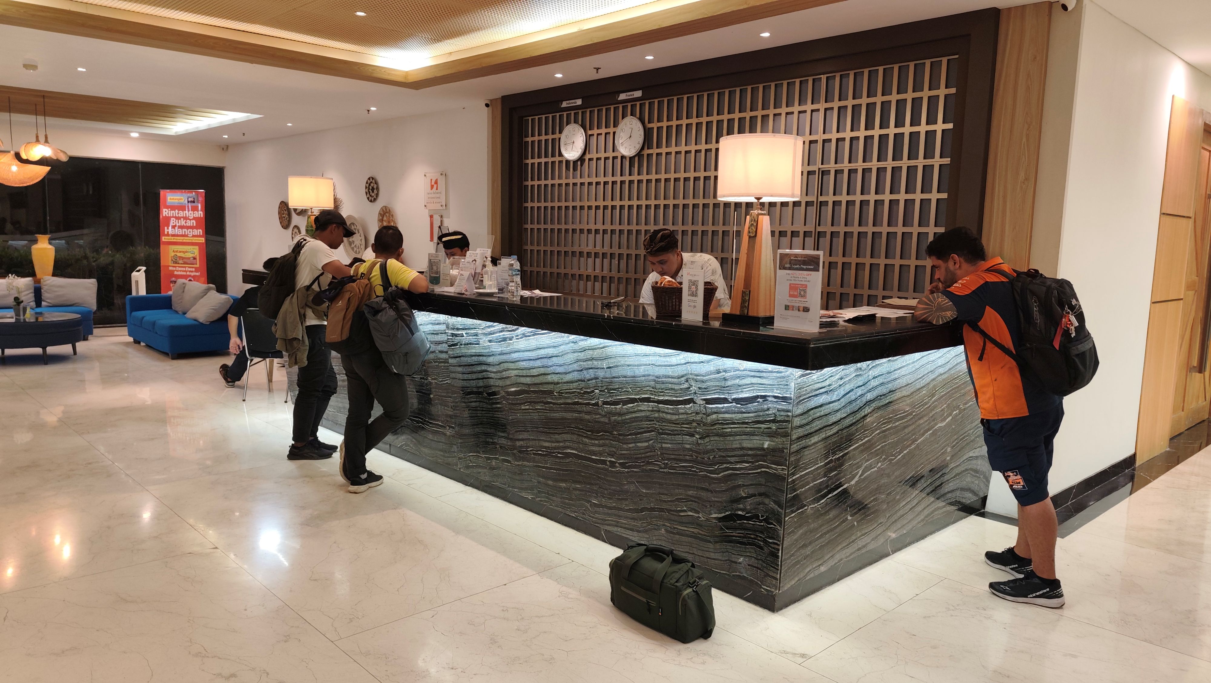Sejumlah tamu hotel mulai berdatangan untuk check ini di Swiss-Belcourt Lombok, Lombok Tengah, Kamis (2/10).