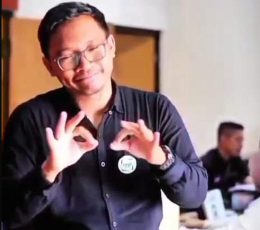 LAYANAN INKLUSIF: Seorang juru bahasa isyarat memperagakan gerakan untuk memberi informasi pada kelompok warga berkebutuhan khusus.