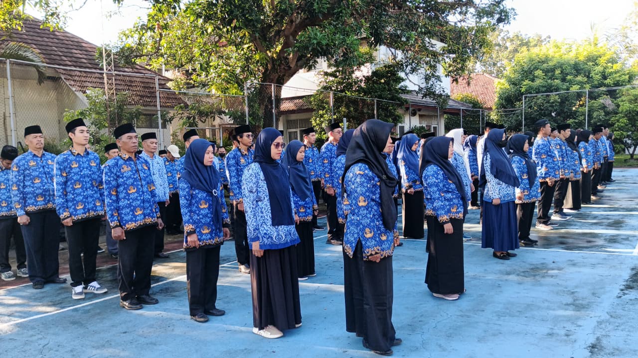BERBARIS RAPI: Pegawai Distanbun NTB melaksanakan upacara Peringatan Hari Kesaktian Pancasila, Rabu (1/10). OPD ini terdampak SOTK.