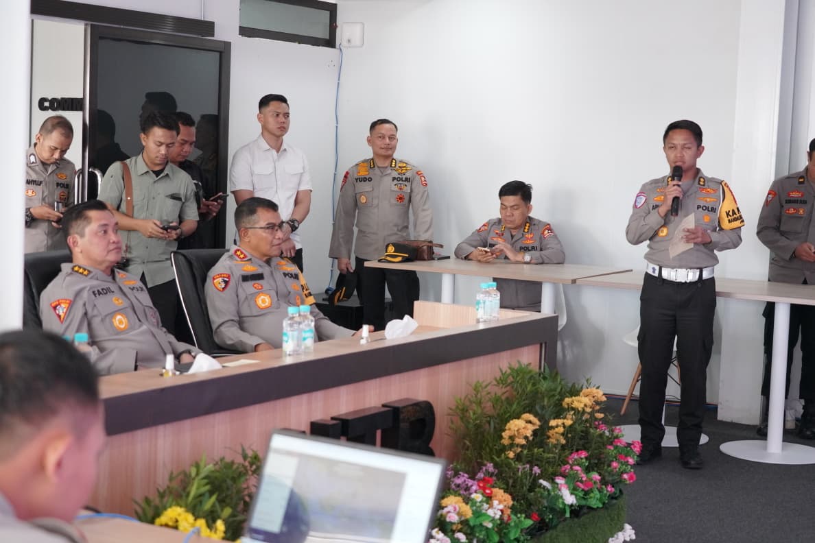 Astamaops Kapolri Komjen Pol Mohammad Fadil Imran (kiri) meninjau Posko Command Center Operasi Mandalika Rinjani 2025 di Sirkuit Mandalika, Kamis (2/10).