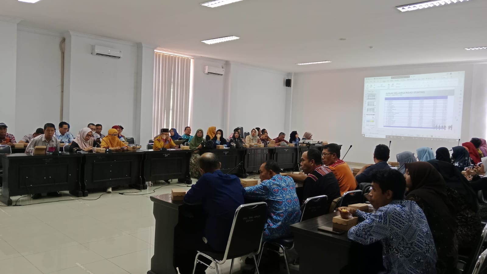 Kepala Dinas Pemberdayaan Perempuan Perlindungan Anak dan Keluarga Berencana Lombok Timur, saat melakukan rapat koordinasi bersama tim pendamping keluarga, untuk mengawasi pendistribusian makanan MBG