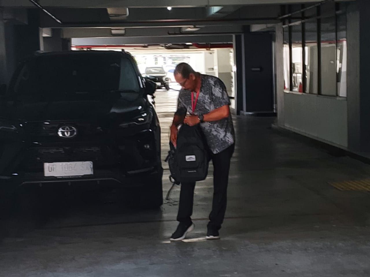 PENDALAMAN: Salah satu pejabat Dinas PRKP Sumbawa berjalan di basement kantor Kejati NTB saat diperiksa jaksa, Kamis (2/10).